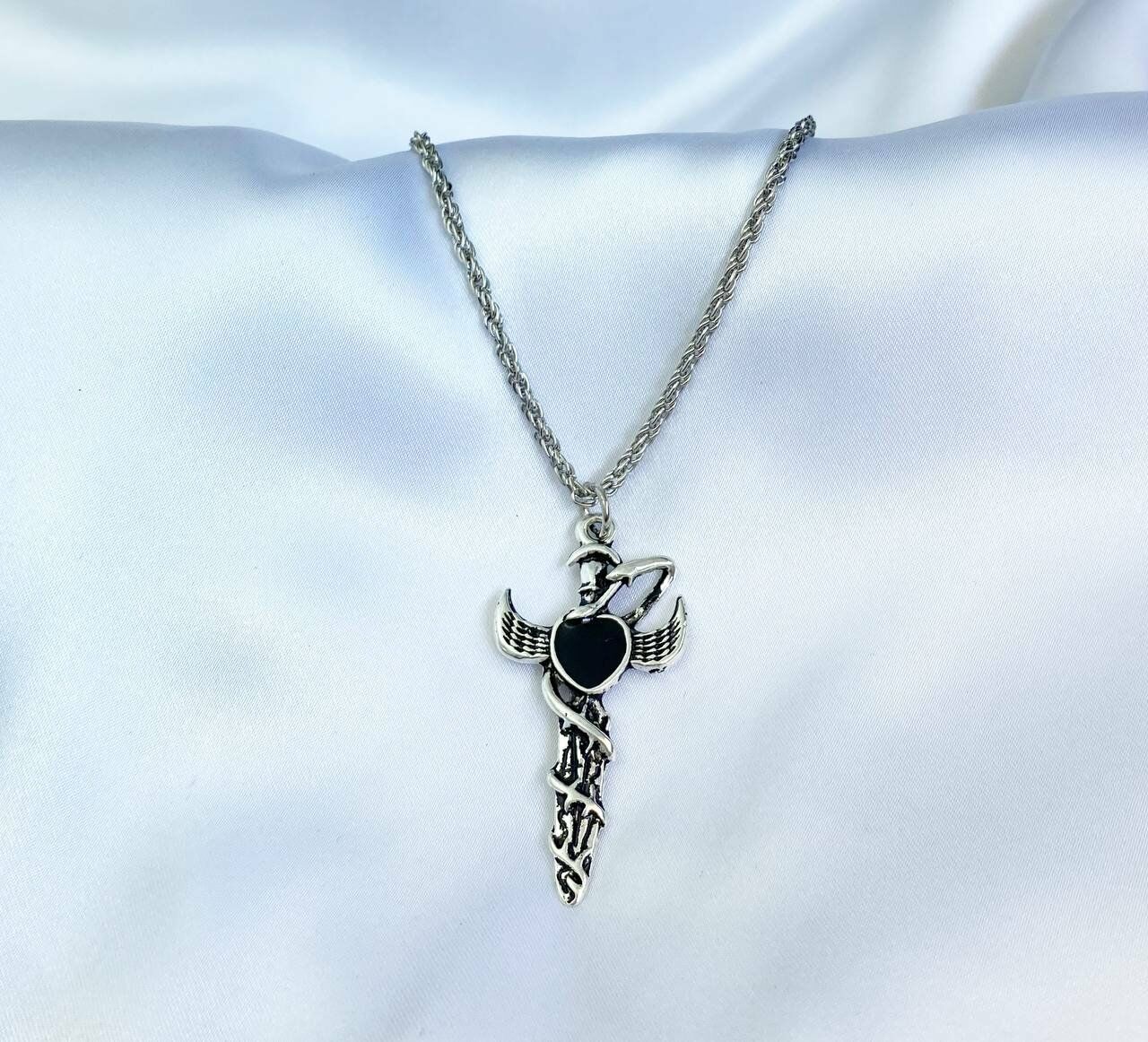 Kalpli Kılıç Gotik Gümüş Renk Kolye