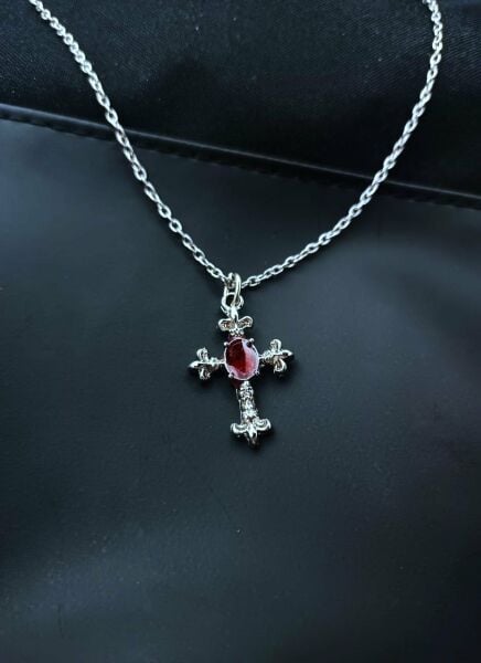 Kırmızı Mineli Gotik Haç İşareti Kadın Kolye  Gümüş Kaplama