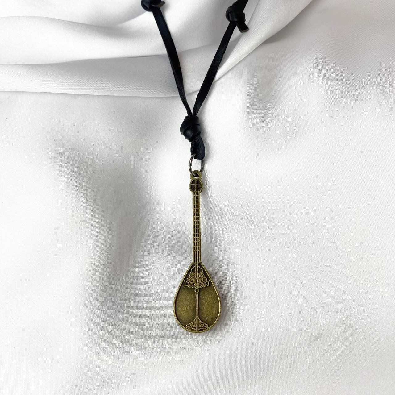 Müzik Temalı Bağlama Saz Deri Kordonlu Kolye