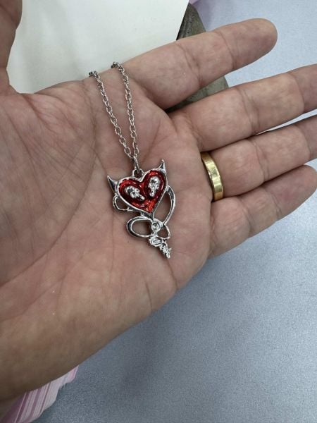Gümüş Renk Zincirli Kırmızı Kuru Kafa Kalp Kolye