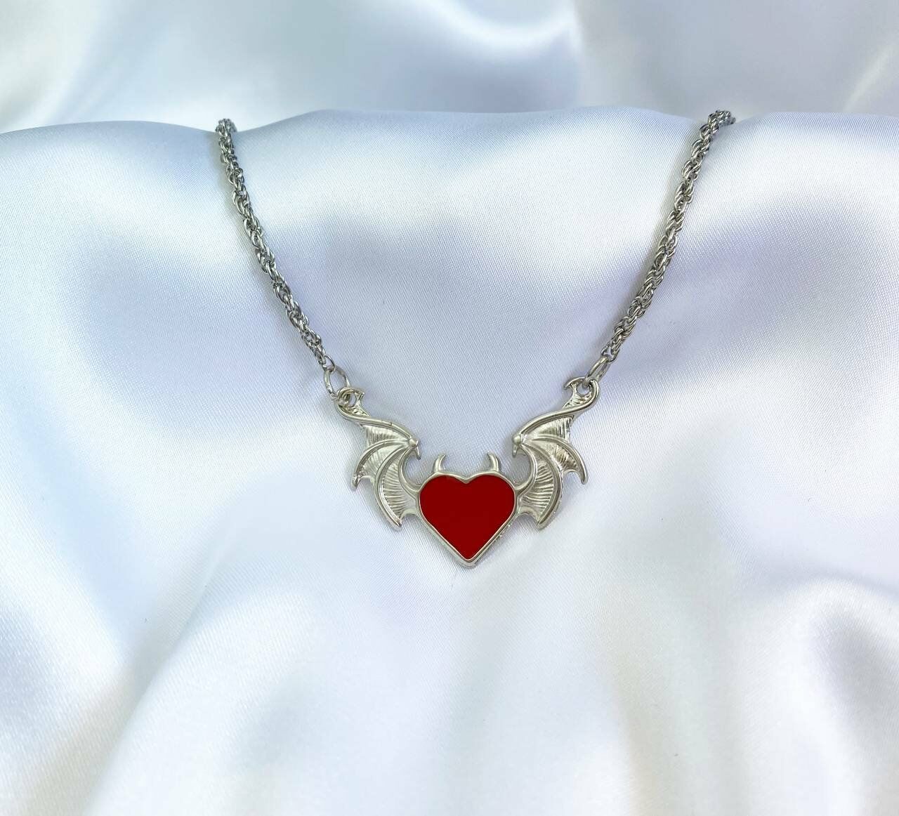Devil Heart Yarasa Kanatlı Boynuzlu Kırmızı Kalp Kolye