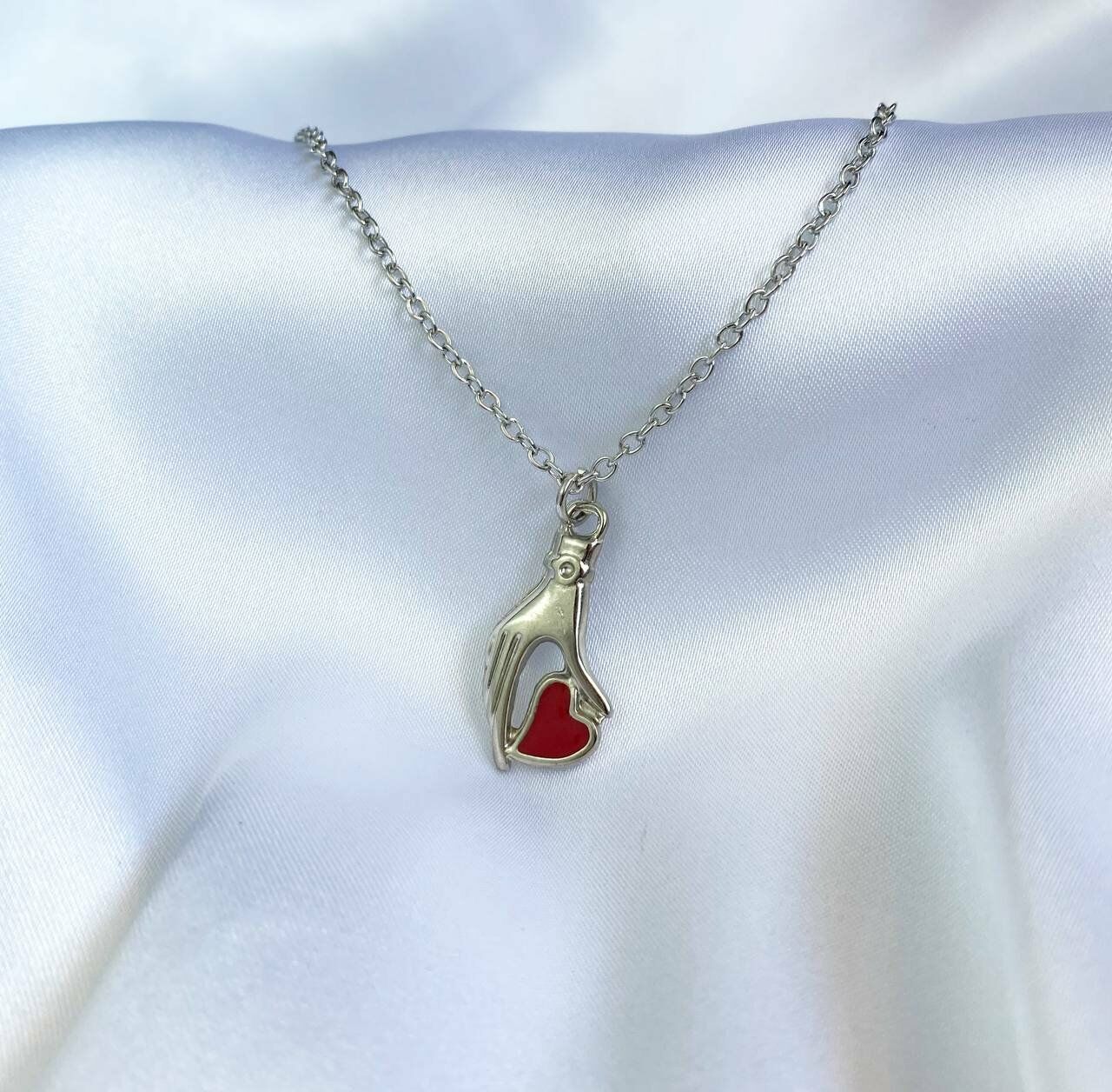 Kalp Tutan El Gümüş Renk  Kolye