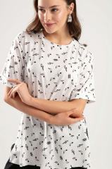 Kadın Beyaz Nota Baskılı Duble Kol Yanı Yırtmaçlı Tişört