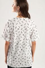 Kadın Beyaz Nota Baskılı Duble Kol Yanı Yırtmaçlı Tişört