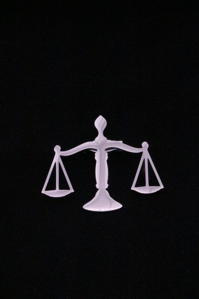Şık Gümüş Adalet Terazisi Model Broş - Yaka İğnesi Unisex Aksesuar - Hukuk - Avukat - Savcı - Adalet