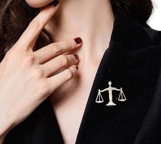 Şık Gümüş Adalet Terazisi Model Broş - Yaka İğnesi Unisex Aksesuar - Hukuk - Avukat - Savcı - Adalet