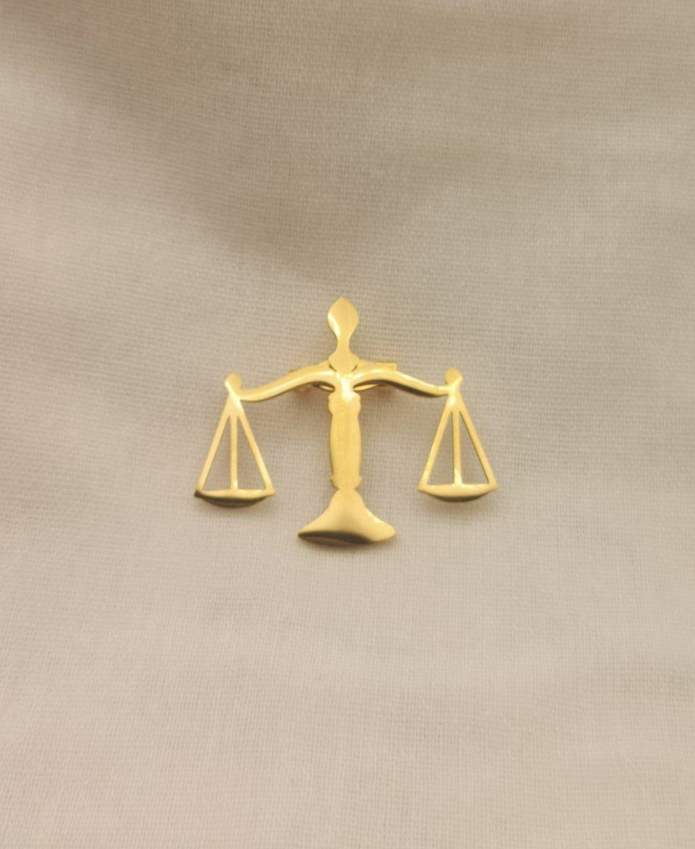 Şık Gold Adalet Terazisi Model Broş - Yaka İğnesi Unisex Aksesuar - Avukat - Savcı - Hukuk - Adalet