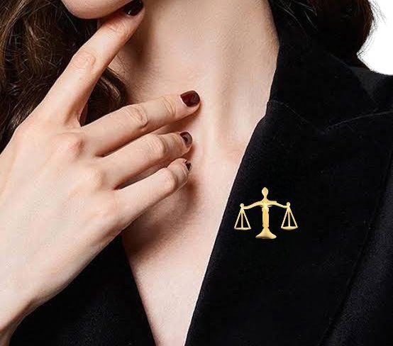 Şık Gold Adalet Terazisi Model Broş - Yaka İğnesi Unisex Aksesuar - Avukat - Savcı - Hukuk - Adalet