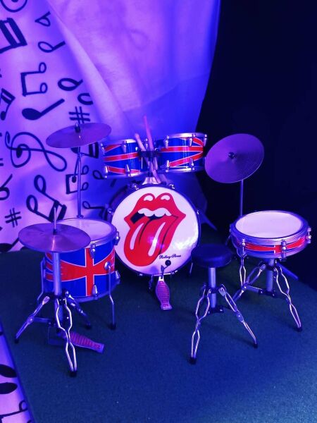The Rolling Stones Rock Müzik Grubu Minyatür Enstrüman Bateri Davul Seti Baterist - 17cm x 25cm x 18cm