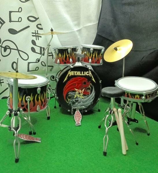 Metallica Rock Müzik Grubu Minyatür Enstrüman Bateri Davul Seti Baterist