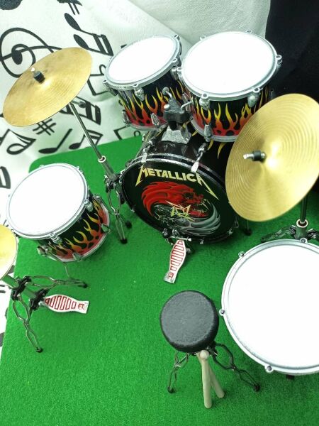 Metallica Rock Müzik Grubu Minyatür Enstrüman Bateri Davul Seti Baterist