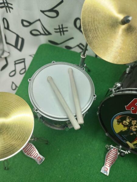 Metallica Rock Müzik Grubu Minyatür Enstrüman Bateri Davul Seti Baterist