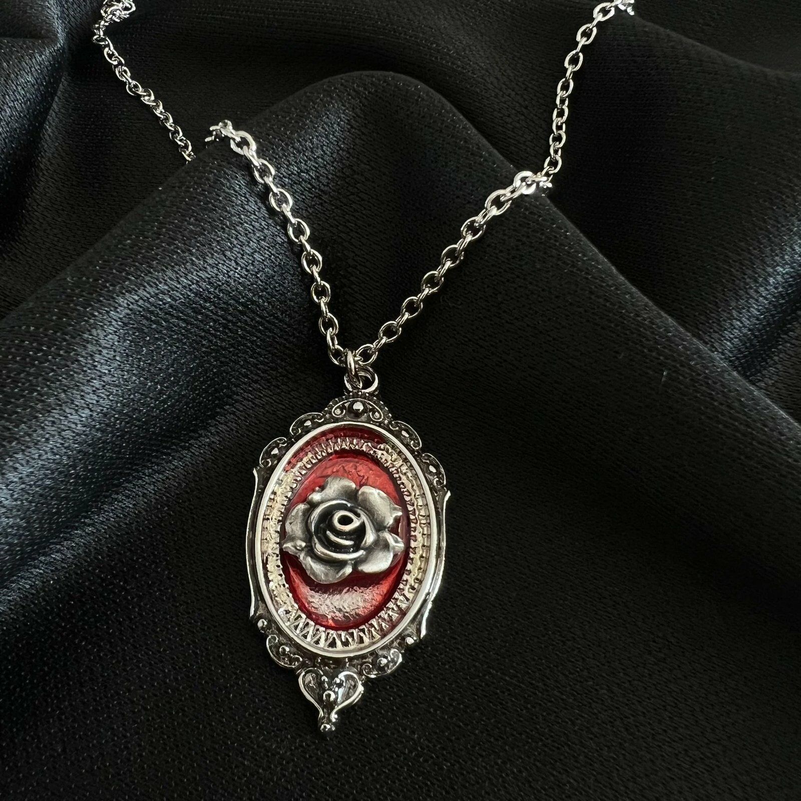 Kırmızı Relief Flower Çiçek Gotik Kolye