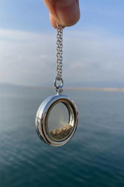Gri Kapaklı Içi Açılabilir Cam Dilek Hediyelik Kolye