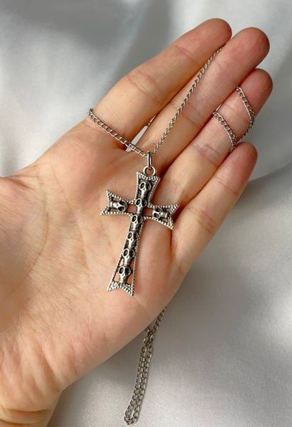 Kurukafa Detaylı Gotik Haç Gümüş Kaplama Kolye
