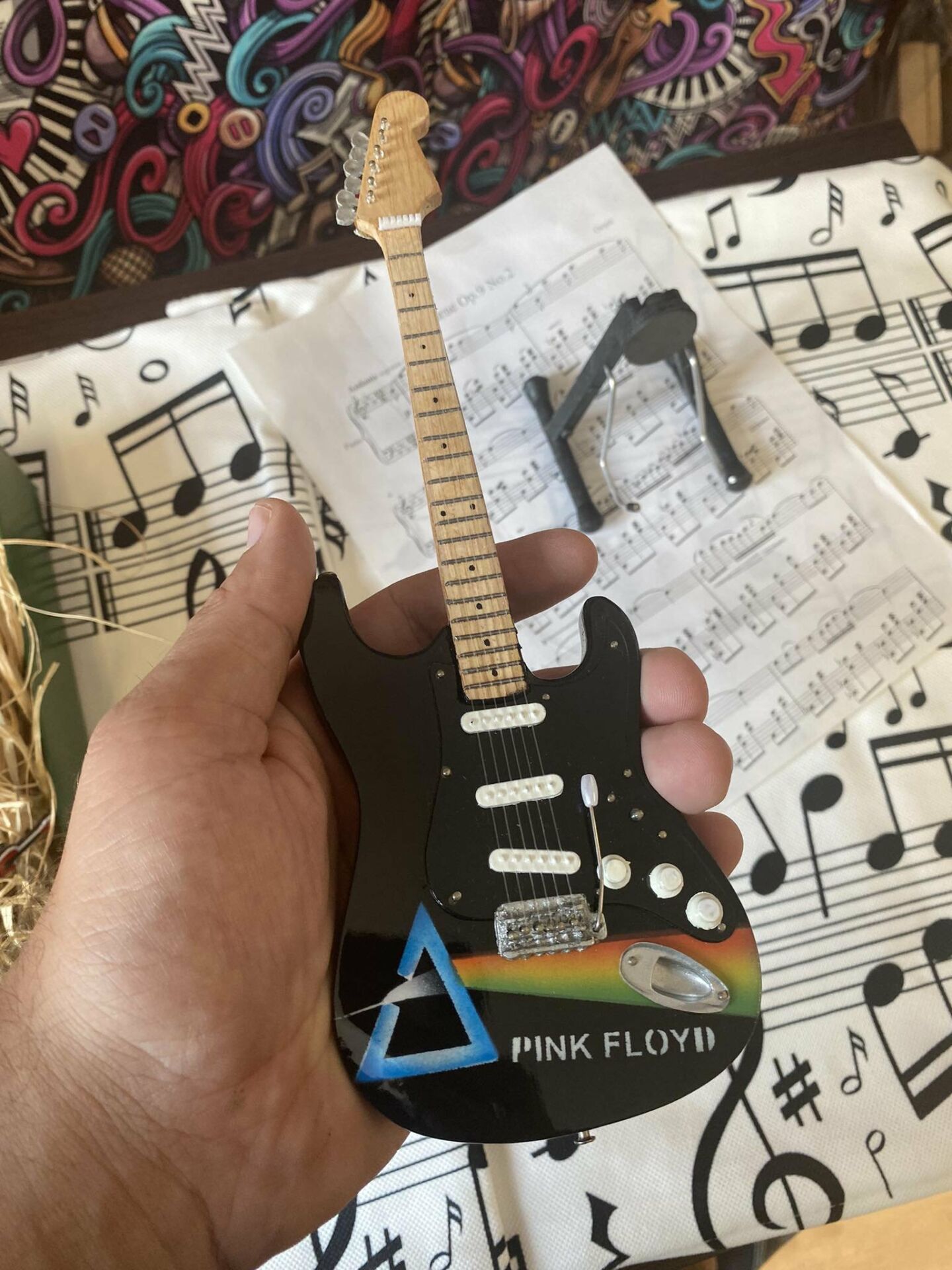 Elektro Gitar El Yapımı Ahşap Minyatür Hediyelik Biblo 25 cm 8 Pink Floyd Dark Side Of The Moon Fender