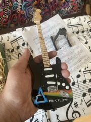 Elektro Gitar El Yapımı Ahşap Minyatür Hediyelik Biblo 25 cm 8 Pink Floyd Dark Side Of The Moon Fender