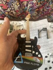 Elektro Gitar El Yapımı Ahşap Minyatür Hediyelik Biblo 25 cm 8 Pink Floyd Dark Side Of The Moon Fender