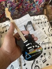 Elektro Gitar El Yapımı Ahşap Minyatür Hediyelik Biblo 25 cm 8 Pink Floyd Dark Side Of The Moon Fender