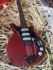 Elektro Gitar El Yapımı Ahşap Minyatür Hediyelik Biblo 25 cm Queen Freddie Mercury