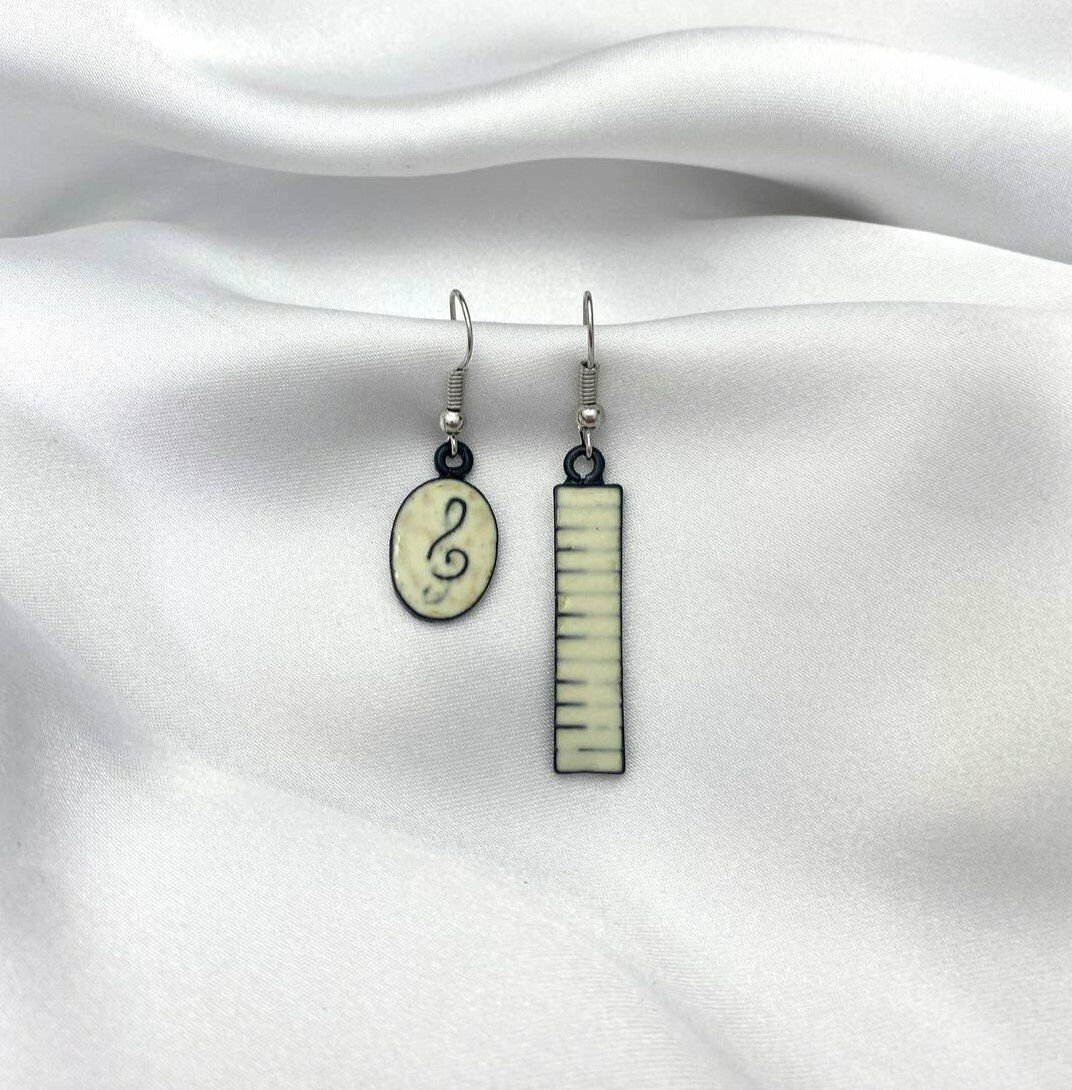 Sol Anahtarı Ve Piyano Klavyesi Küpe