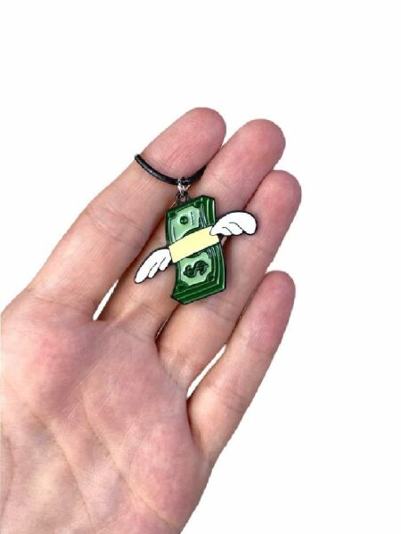 Kanatlı Uçan Yeşil Para Dolar Figürlü Mineli Kolye - Renkli ve Eğlenceli Tasarım