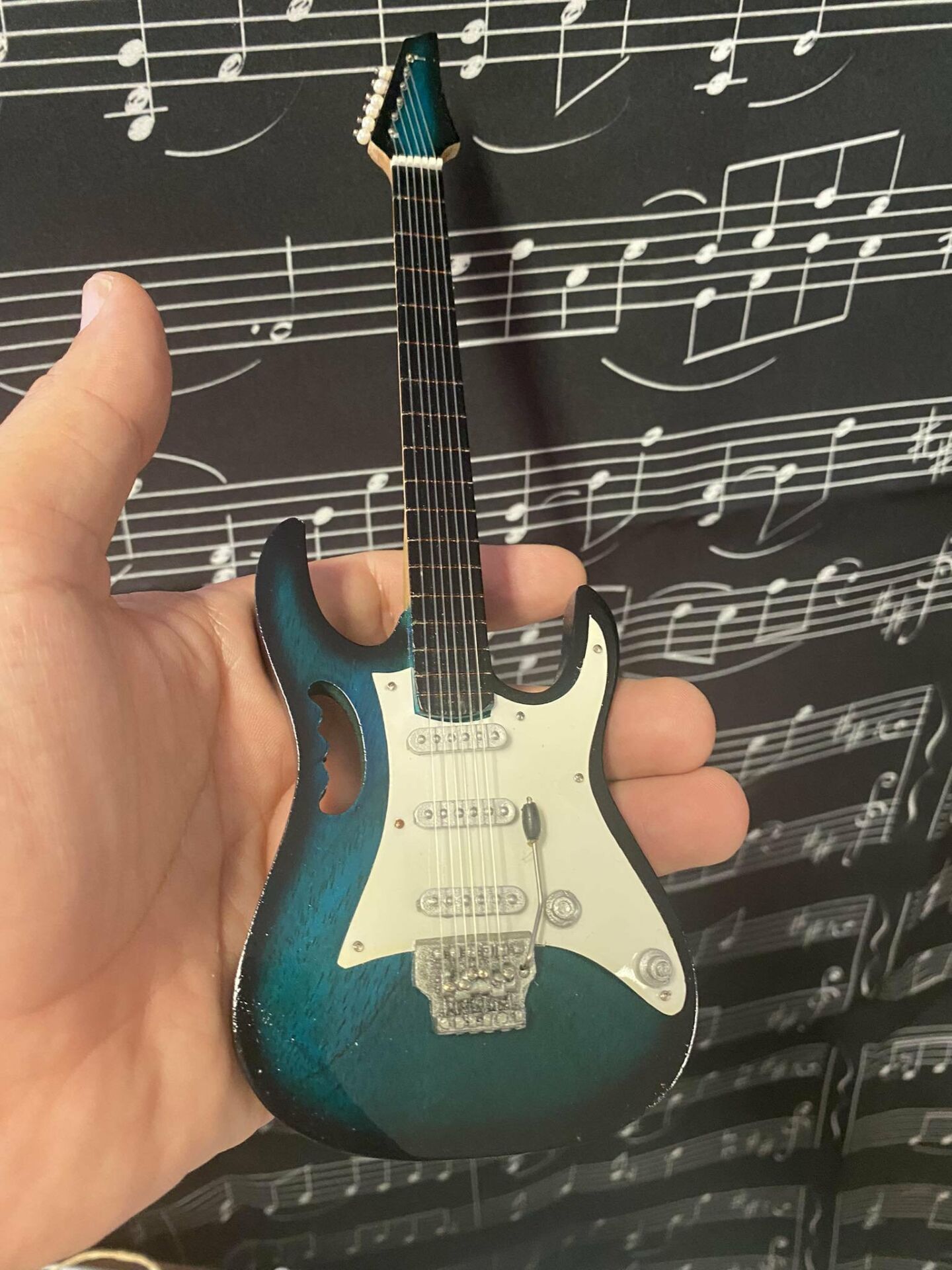 Elektro Gitar Yeşil El Yapımı Biblo Minyatür 25 cm
