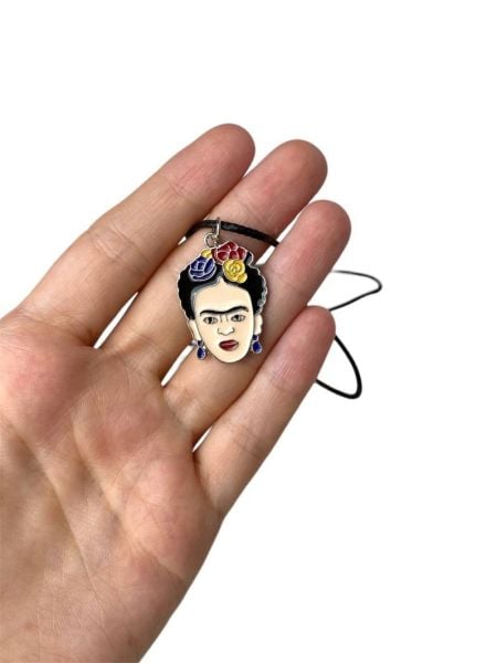 Meksikalı Ressam Frida Kahlo Resim Figürlü Mineli Resim Sanat Kolye - Renkli ve Eğlenceli Tasarım