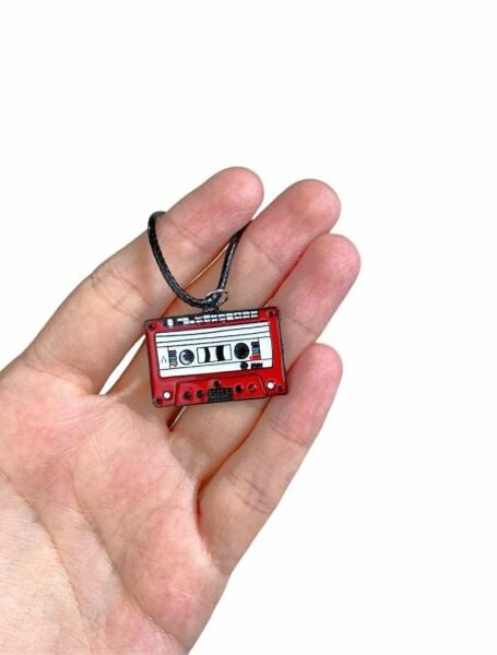 Nostalji Kırmızı Kaset Teyp Radyo Kasetçalar Mineli Kolye - Renkli ve Eğlenceli Tasarım