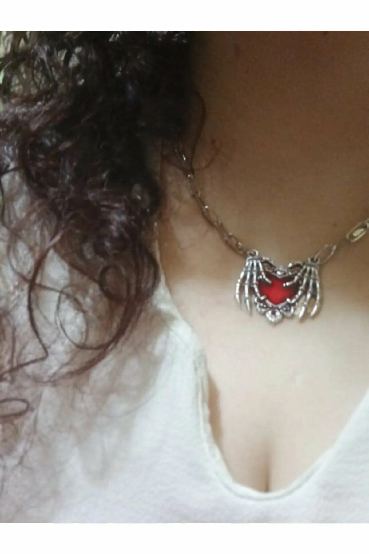 Kadın Kalbim Ellerinde Gotik Kırmızı Kalp Sevgi Aşk Kolyesi Çelik Kolye