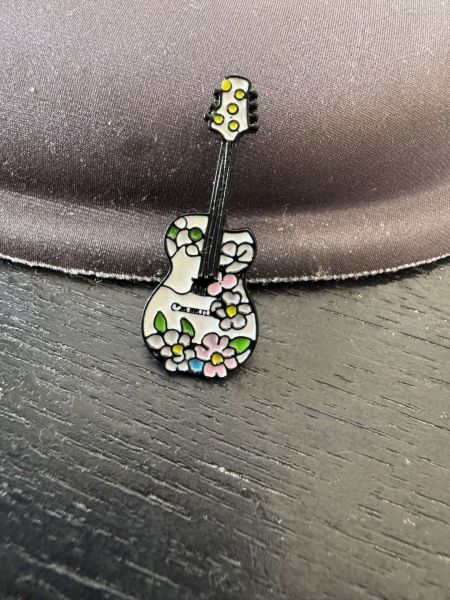Desenli Çiçekli Gitar Beyaz Rozet Müzisyen Hediye