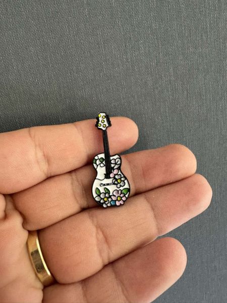 Desenli Çiçekli Gitar Beyaz Rozet Müzisyen Hediye