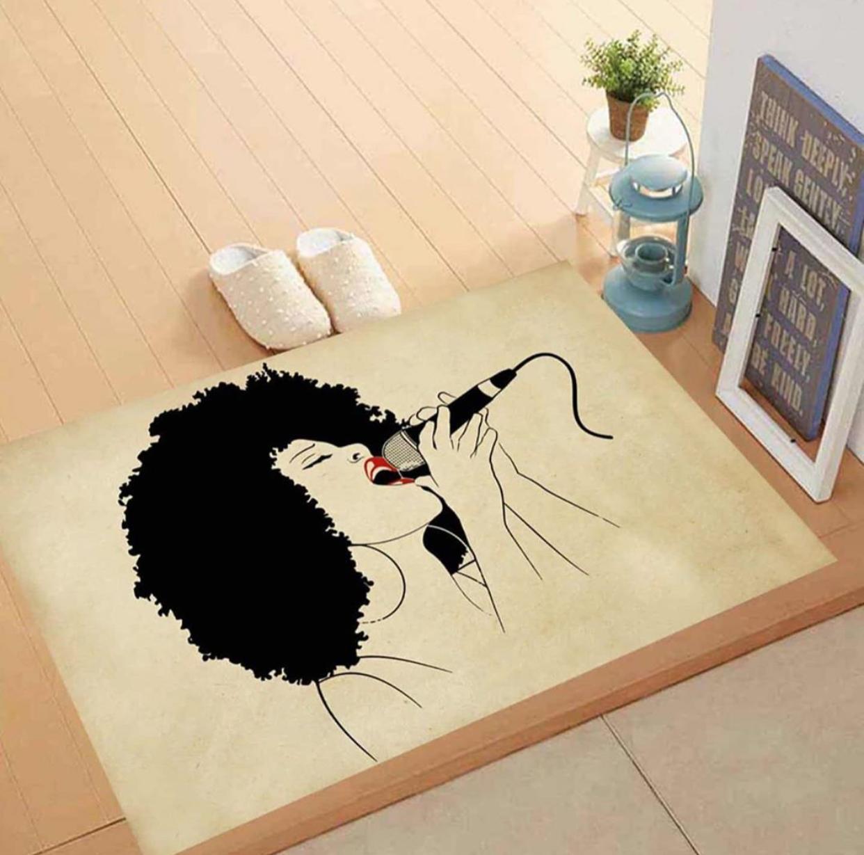 Şarkı Söyleyen Kadın Paspas İsimli